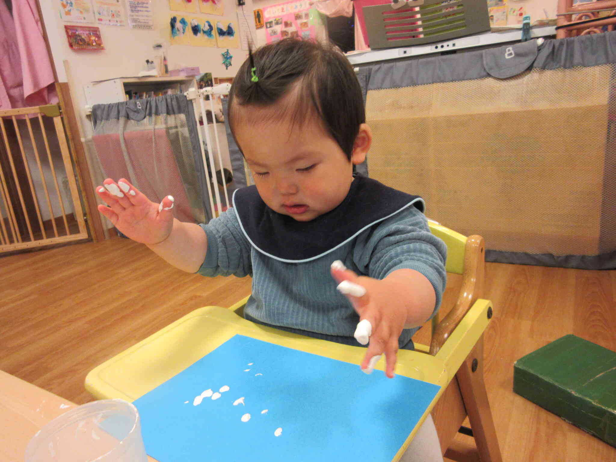 雪の製作をしたよ！（0歳児）｜ニチイキッズ桜木町保育園｜ニチイキッズ